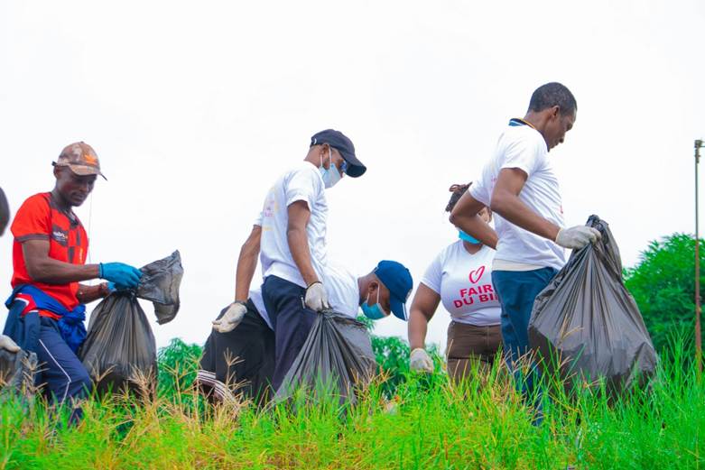 A group of volunteers collecting rubbish